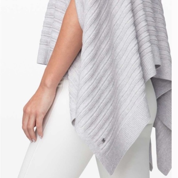 Lululemon Forward Flow Poncho
Heathered Core Ultra Light Grey (Second Release) - Picture 10 of 10